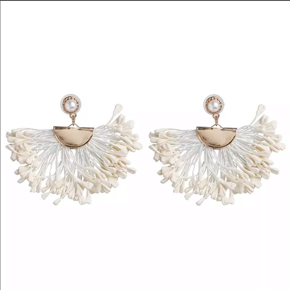 🎈🧨💗Host Pick ☄️🧨 Unique design white Hanging drop earrings - Picture 3 of 7